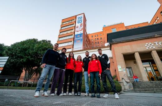 Jugadors i jugadores del Girona FC en la visita als infants ingressats a l'àrea de pediatria en el marc de les dates de Nadal
