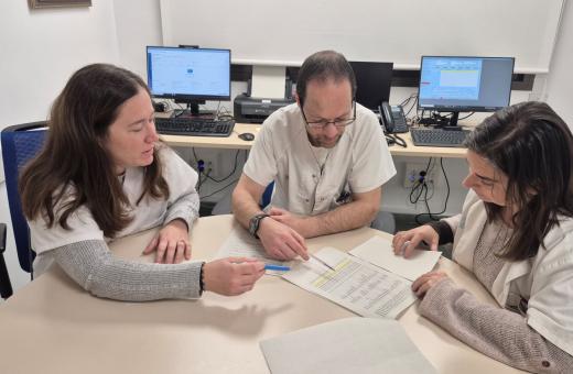 Professionals de l'Equip d'Atenció Primària de Sils -Vidreres - Maçanet realitzen una reunió de treball