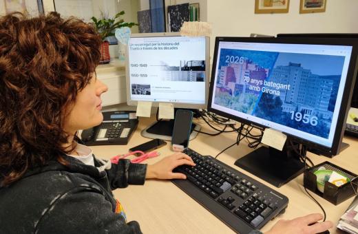 Una persona consulta els continguts de la nova pàgina web per commemorar els 70 anys del Trueta.