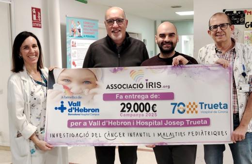 Representants de l'Associació Iris i del Servei de Pediatria del Trueta amb el xec solidari de la recaptació de 2025