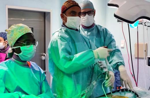 Interevenció de columna per via endoscòpica a càrrec del Servei de Neurocirurgia de l'Hospital Trueta. 