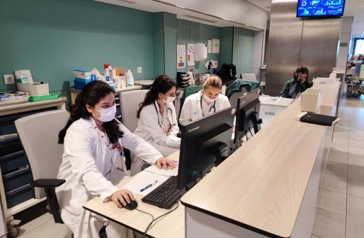 Metges residents del Servei d'Urgències de l'Hospital Trueta consulten diferents resultats.  