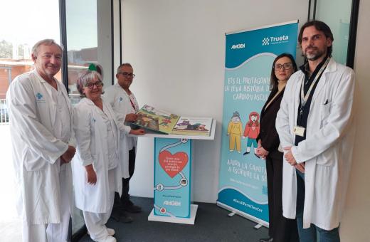Representants del Trueta i de l'empresa Amgen durant la inauguració del llibre interactiu per conscienciar de la prevenció cardiovascular.