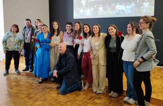 Residents d'infermeria d'atenció primària i comunitària de l'ICS Girona celebren la consecució de la formació.