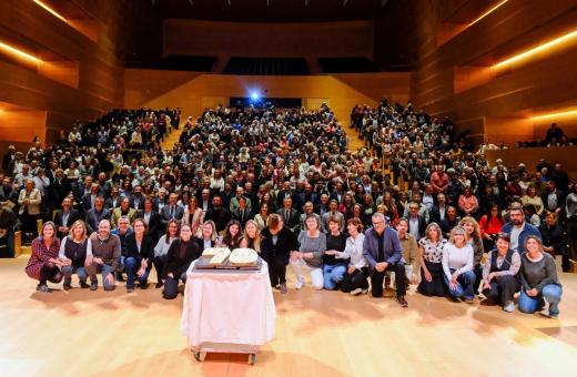 Tancament de l'acte dels 70 anys del Trueta amb el pastís i la presència de professionals de diversos àmbits a l'escenari