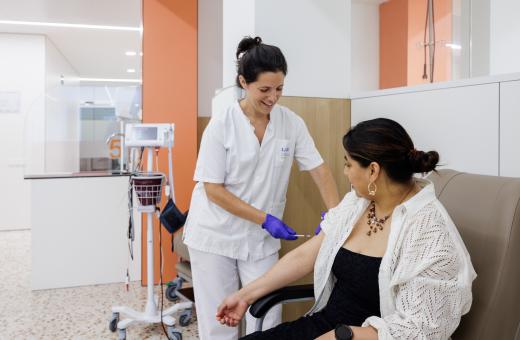 Una professional d'infermeria atén una usuària de l'Hospital de Dia de l'IAS.