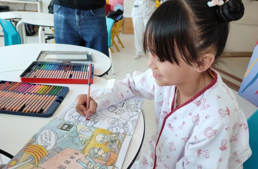 Una pacient ingressada a l'àrea de pediatria del Trueta amb el quadern per acolorir de Pilarín Bayés dedicat al Trueta