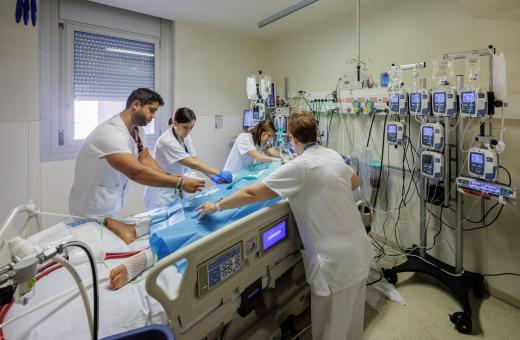 Professionals de la Unitat de Critics Cardiològics del Trueta atenen un pacient.