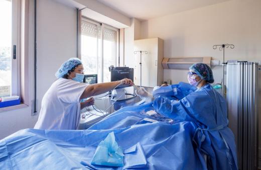 Atenció a un pacient ingressat al Trueta.