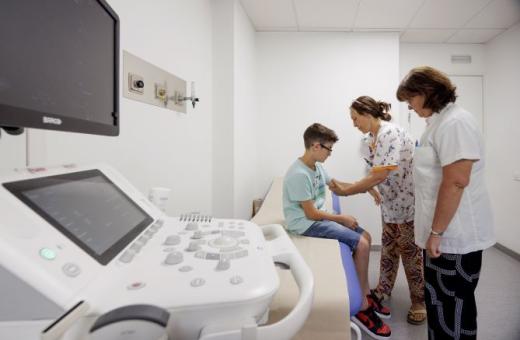 Professionals de la Unitat de Reumatologia Pediàtrica del Trueta atenent una visita. 