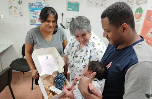 Obsequi de la caixa amb el ninot drap, la carta de benvinguda i el fullet desplegable amb paraules afectuoses del projecte 'Identitats' al CAP de la Jonquera.