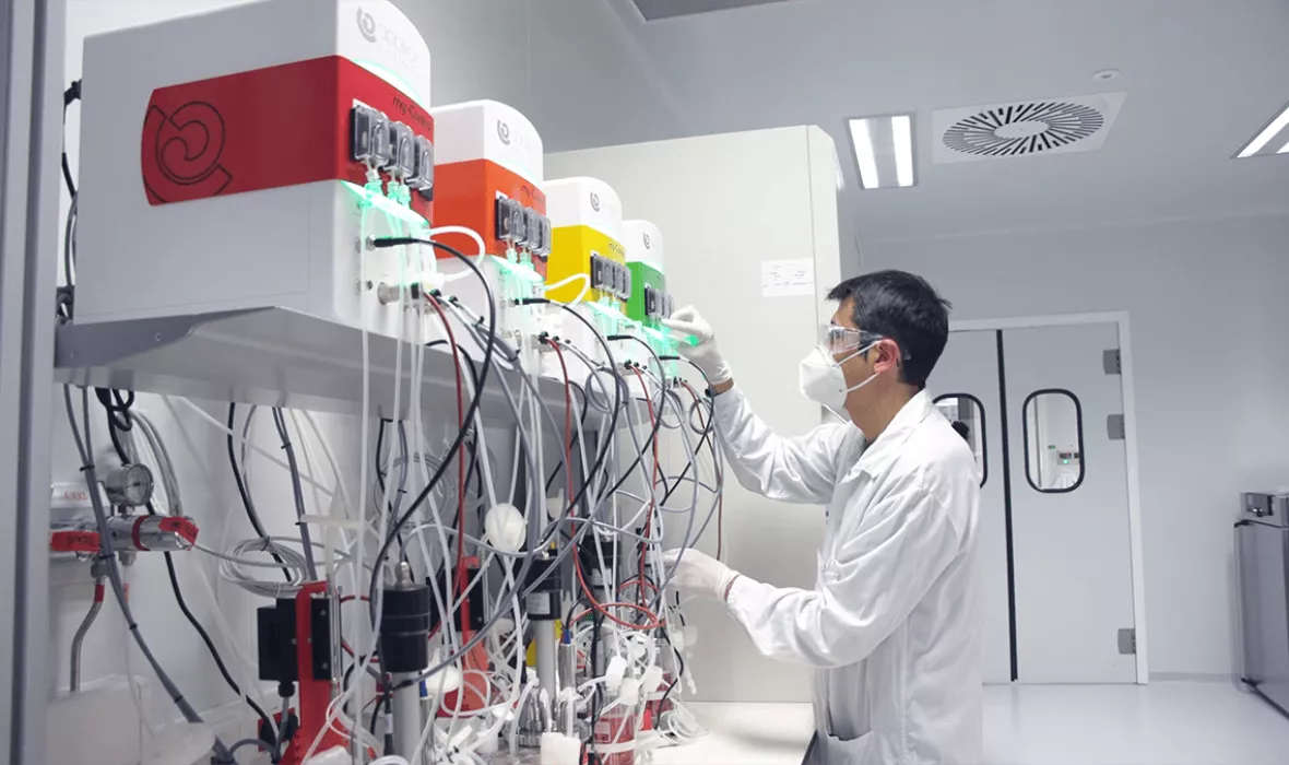 tecnic-treballant-amb-bioreactors_HIPRA.png
