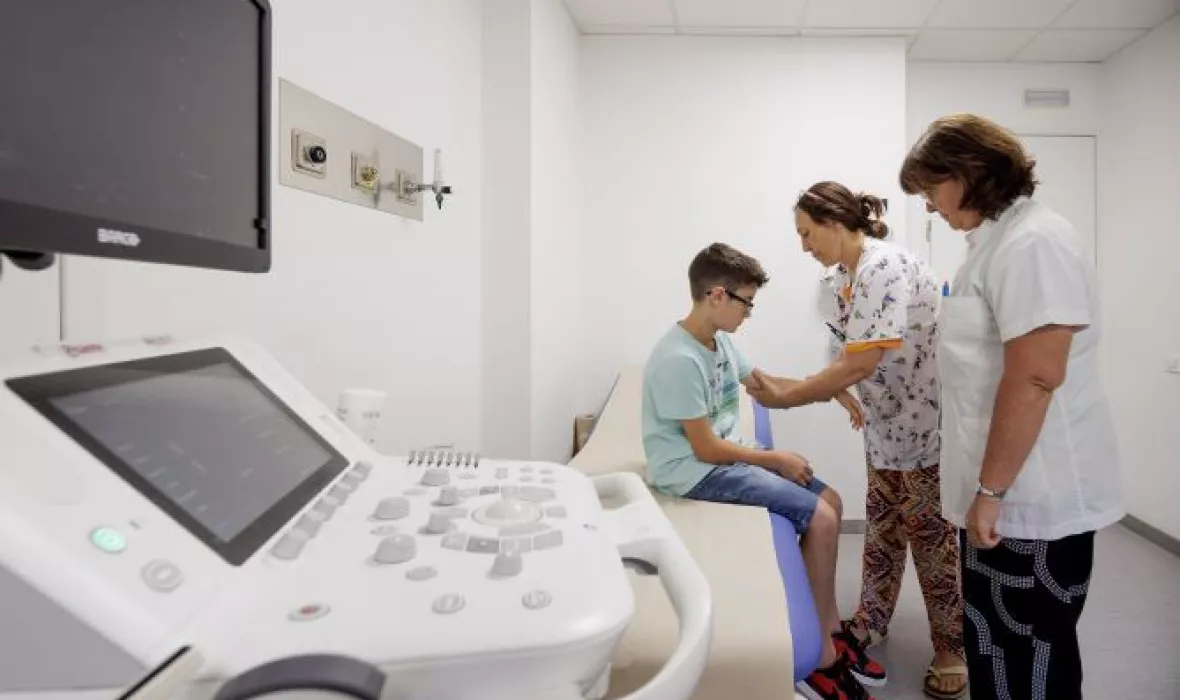 Professionals de la Unitat de Reumatologia Pediàtrica del Trueta atenent una visita. 