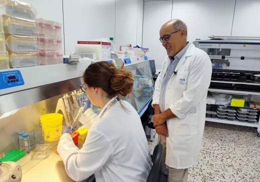 El Doctor Ramon Brugada juntament amb una professional en un procés realitzat al laboratori de genètica molecular de Girona. 