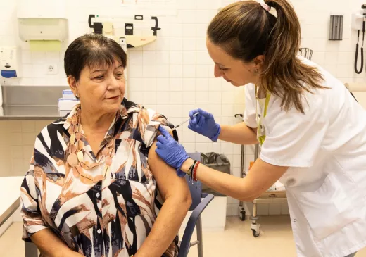  Una usuaris del CAP Dr. Francisco Benito de Lloret de Mar es posa una vacuna coincidint amb la campanya de vacunació de la grip i la Covid-19 