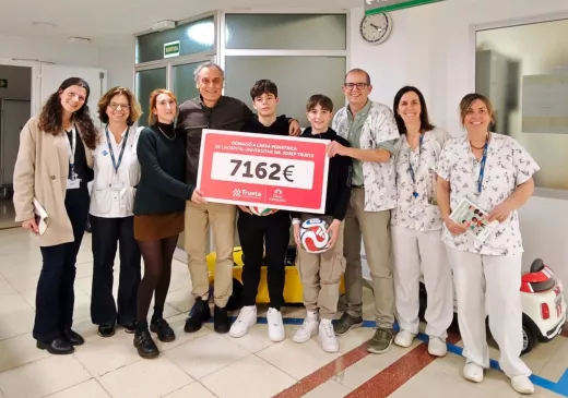Representants de Gran Jonquera i de l'Hospital Trueta durant l'acte d'entrega del xec solidari