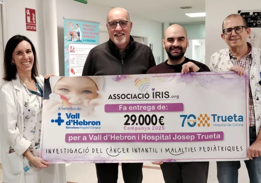 Representants de l'Associació Iris i del Servei de Pediatria del Trueta amb el xec solidari de la recaptació de 2025