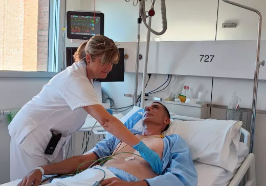 Professional de la Unitat d'Ictus del Trueta atén un pacient ingressat a la unitat