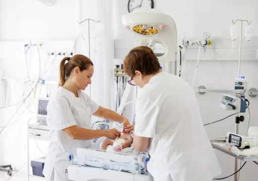 Professionals del Servei de Pediatria de l'Hospital de Santa Caterina atenen un nounat.