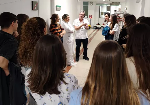 Professionals del Trueta expliquen les característiques del programa formatiu durant la jornada de portes obertes per a futurs residents.