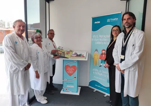 Representants del Trueta i de l'empresa Amgen durant la inauguració del llibre interactiu per conscienciar de la prevenció cardiovascular.
