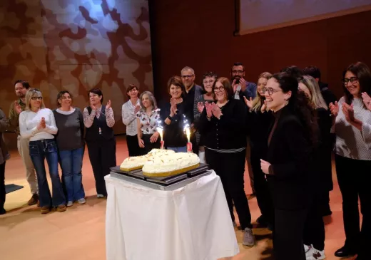 Professionals del Trueta pugen a l'escenari per bufar simbòlicament les espelmes del pastís  dels 70 anys de l'Hospital.