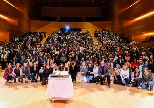 Tancament de l'acte dels 70 anys del Trueta amb el pastís i la presència de professionals de diversos àmbits a l'escenari
