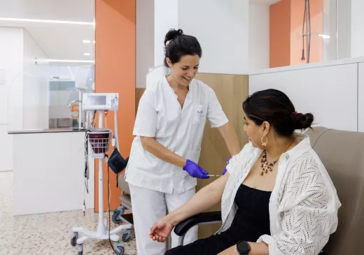 Una professional d'infermeria atén una usuària de l'Hospital de Dia de l'IAS.