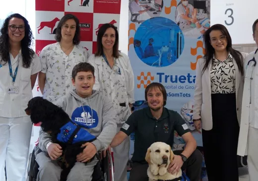 Representants de la Unitat Funcional de Paràlisi Cerebral i de Purina durant la visita a la consulta.