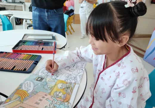 Una pacient ingressada a l'àrea de pediatria del Trueta amb el quadern per acolorir de Pilarín Bayés dedicat al Trueta