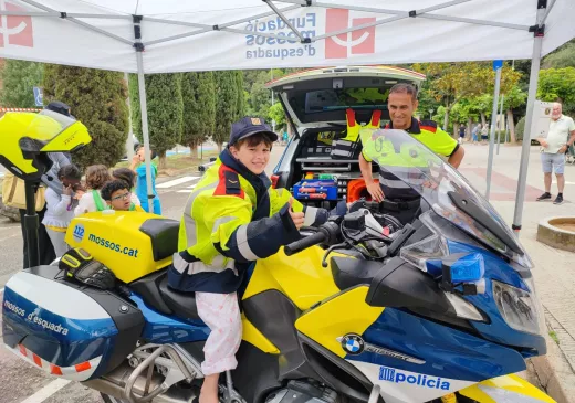 Un nen ingressat al Trueta pujat en una moto de la Unitat de Trànsit dels  Mossos