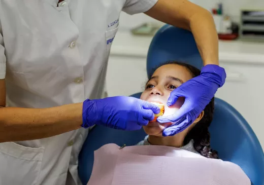 Una niña recibiendo un tratamiento dental