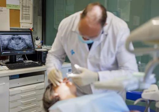 Un médico trabajando en la boca de un paciente