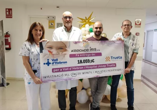 Imatge de la donació de l'associació Iris al Servei de Pediatria del Trueta