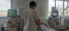 Un infermer atenent un dels pacients que fa diàlisi a l'Hospital Trueta