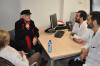 El Dr. Jordi Marruecos i el Dr. Marc Tobed atenent a un pacient a consulta