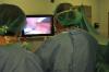 El cirurgià veu les imatges en alta definició en una pantalla 