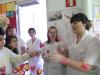 un alumne del centre educatiu Salesians de Sarrià de ter reparteix roses de paper fetes per ells als professionals del Trueta, amb motiu de la diada de Sant Jordi