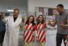 dos nenes ingressades a Pediatria porten les samarretes del Girona convertides en bates d'hospital