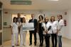 Professionals de la Unitat de Neonatologia amb representants de l'Associació Turística d'Apartaments Costa Brava- Pirineu de Girona