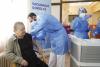 la usuària Mercè Blázquez Peñas, de 86 anys, rep la vacuna contra la Covid19