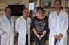 professionals de l'equip del Servei de Digestiu de l’Hospital Trueta i el Servei d’Hematologia de l’Institut Català d’Oncologia a Girona amb una pacient afectada de la  Malaltia de Crohn 