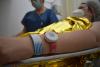 Pacient IAS amb braçalet de seguiment dins del bloc quirúrgic 